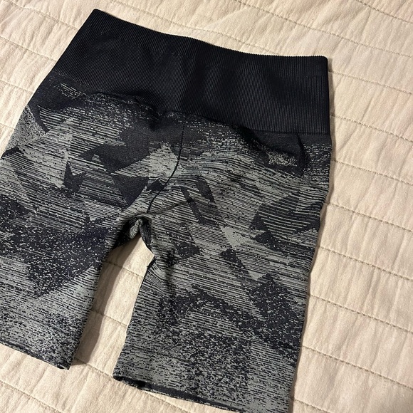 Gymshark Seamless Biker Shorts - Picture 3 of 5